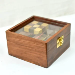 Magnetic chess set with queens