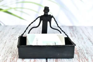 Minimalist table decor trends
